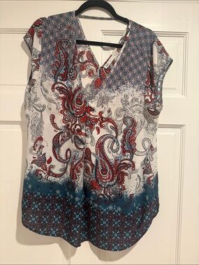 DR2 White Paisley V-Neck Cap Sleeve Top with Red & Teal Accents